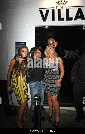 Nachtclub-Besitzer Adam Brooks, Gemma Collins und eine schlechtere für Abnutzung sucht Chloe Sims verlassen die Villa Nachtclub in Epping, Essex, England - 28.07.12 Stockfoto