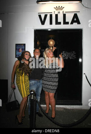 Nachtclub-Besitzer Adam Brooks, Gemma Collins und eine schlechtere für Abnutzung sucht Chloe Sims verlassen die Villa Nachtclub in Epping, Essex, England - 28.07.12 Stockfoto