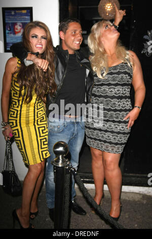 Nachtclub-Besitzer Adam Brooks, Gemma Collins und eine schlechtere für Abnutzung sucht Chloe Sims verlassen die Villa Nachtclub in Epping, Essex, England - 28.07.12 Stockfoto