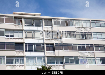 Fenster Reiniger Abseilen auf Wohnung Außenseite im Meer Punkt - Kapstadt - Süd Afrika Stockfoto