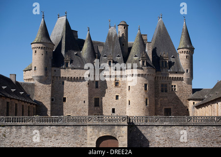 Chateau de Jumilhac, Jumilhac-le-Grand, Dordogne, Frankreich an einem wolkenlosen Sommertag mit blauem Himmel Stockfoto