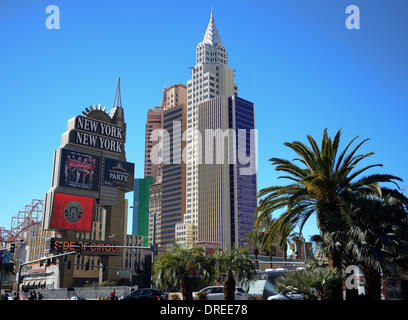 Las Vegas, USA. 9. Januar 2014. Das Hotel New York - New York auf dem Strip in Las Vegas, USA, 9. Januar 2014. Es sieht aus wie die Skyline von New York mit Nachbildungen der Freiheitsstatue, das Empire State und Chrysler Building. "Achterbahn" mit zwei Schlaufen ist Teil des Ensembles. Foto: Britta Pedersen/Dpa/Alamy Live News Stockfoto