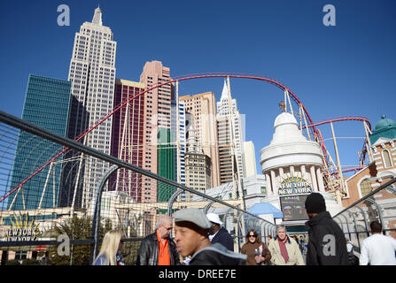 Las Vegas, USA. 9. Januar 2014. Das Hotel New York - New York auf dem Strip in Las Vegas, USA, 9. Januar 2014. Es sieht aus wie die Skyline von New York mit Nachbildungen der Freiheitsstatue, das Empire State und Chrysler Building. "Achterbahn" mit zwei Schlaufen ist Teil des Ensembles. Foto: Britta Pedersen/Dpa/Alamy Live News Stockfoto