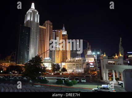 Las Vegas, USA. 9. Januar 2014. Das Hotel New York - New York auf dem Strip in Las Vegas, USA, 9. Januar 2014. Es sieht aus wie die Skyline von New York mit Nachbildungen der Freiheitsstatue, das Empire State und Chrysler Building. "Achterbahn" mit zwei Schlaufen ist Teil des Ensembles. Foto: Britta Pedersen/Dpa/Alamy Live News Stockfoto