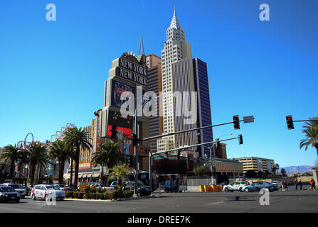 Las Vegas, USA. 9. Januar 2014. Das Hotel New York - New York auf dem Strip in Las Vegas, USA, 9. Januar 2014. Es sieht aus wie die Skyline von New York mit Nachbildungen der Freiheitsstatue, das Empire State und Chrysler Building. "Achterbahn" mit zwei Schlaufen ist Teil des Ensembles. Foto: Britta Pedersen/Dpa/Alamy Live News Stockfoto