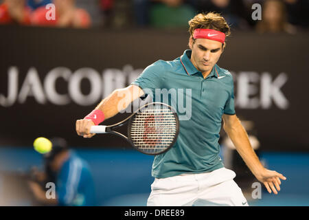 Melbourne, Victoria, Australien. 24. Januar 2014. 24. Januar 2014: 6. Samen Roger FEDERER (SUI) in Aktion gegen 1. Samen Rafael NADAL (ESP) in einem Halbfinale Spiel am 12. Tag des 2014 Australian Open Grand-slam-Tennis-Turnier im Melbourne Park in Melbourne, Australien. Sydney Low/Cal Sport Media/Alamy Live-Nachrichten Stockfoto