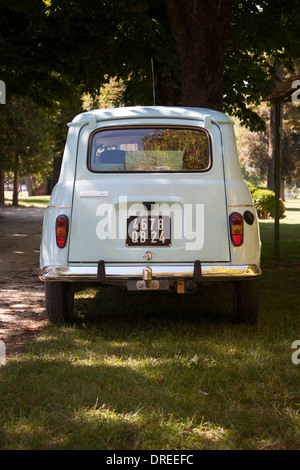 Rückansicht des blassen blauen französischen Renault 4 Oldtimer in einem Park im Sommer Brantome, Dordogne, Frankreich Stockfoto