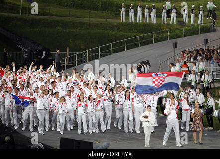 Team Kroatien betritt das Stadion mit Fahnenträger Venio Losert (Handball) die feierliche Eröffnung der London 2012 Olympische Spiele an der Olympia Stadion London, England - 27.07.12 Stockfoto