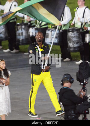 Usain Bolt leitet das Team für Jamaika ins Stadion der Eröffnungsfeier von London 2012 Olympische Spiele an der Olympia Stadion London, England - 27.07.12 Stockfoto