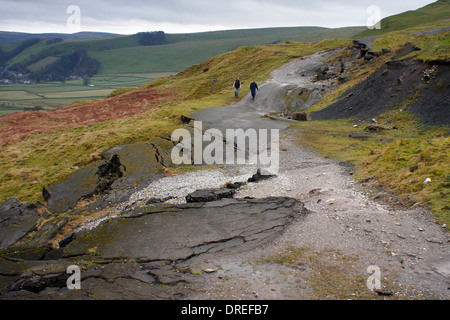 Wellenbewegungen in einer Straße betroffen durch einen großen Erdrutsch auf Mam Tor in der Hope Valley am Castleton, Peak District, Derbyshire, UK Stockfoto