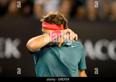 Melbourne, Victoria, Australien. 24. Januar 2014. 24. Januar 2014: 6. Samen Roger FEDERER (SUI) in Aktion gegen 1. Samen Rafael NADAL (ESP) in einem Halbfinale Spiel am 12. Tag des 2014 Australian Open Grand-slam-Tennis-Turnier im Melbourne Park in Melbourne, Australien. Sydney Low/Cal Sport Media/Alamy Live-Nachrichten Stockfoto