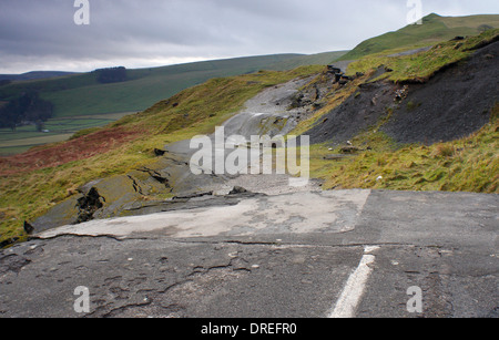 Wellenbewegungen in einer Straße betroffen durch einen großen Erdrutsch auf Mam Tor in der Hope Valley am Castleton, Peak District, Derbyshire, UK Stockfoto