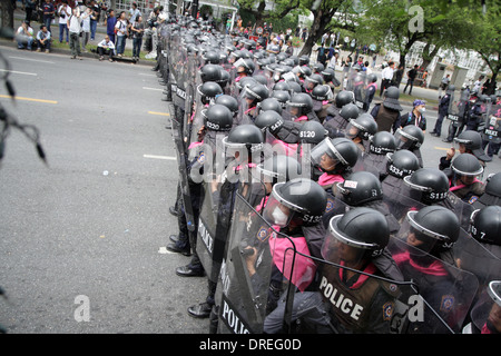 Anti-Riot-Polizisten Wache während einer Anti-Regierungs-Kundgebung gegen ein Amnestie-Gesetz an der Ratchadamnoen Road in Bangkok Stockfoto