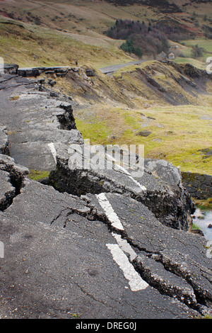 Wellenbewegungen in einer Straße betroffen durch einen großen Erdrutsch auf Mam Tor in der Hope Valley am Castleton, Peak District, Derbyshire, UK Stockfoto