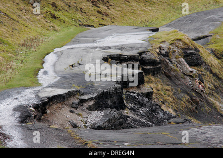 Wellenbewegungen in einer Straße betroffen durch einen großen Erdrutsch auf Mam Tor in der Hope Valley am Castleton, Peak District, Derbyshire, UK Stockfoto