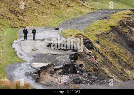 Wellenbewegungen in einer Straße betroffen durch einen großen Erdrutsch auf Mam Tor in der Hope Valley am Castleton, Peak District, Derbyshire, UK Stockfoto