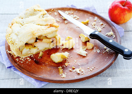 zwei Stück Apfelkuchen auf einem Teller blieb, Essen Nahaufnahme Stockfoto