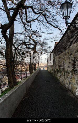 Straße, die entlang der Stadtmauer in Prag Stockfoto