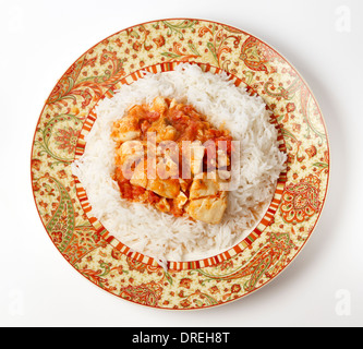 Grundlegende Fisch curry in einer würzigen Tomaten-Kokosmilch-Sauce, serviert auf einem Bett von Basmati-Reis. Stockfoto