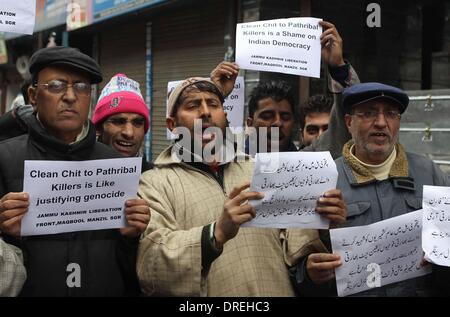 Srinagar, Kaschmir Indien kontrollierten. 24. Januar 2014. Aktivisten der Jammu und Kaschmir Liberation Front (GEISELN), ein Kashmiri Separatistengruppe, halten Plakate während einer Protestaktion gegen die Schließung des Pathribal "gefälschten Schießerei" Falles in Srinagar, Sommer in der Hauptstadt von Indien kontrollierten Kaschmir, 24. Januar 2014. Die indische Armee sagte am Freitag den Pathribal "gefälschten Schießerei" Fall geschlossen wurde, nachdem es nicht genügend Beweise, um Anklage gegen einige seiner Männer und Offiziere gefunden. Bildnachweis: Javed Dar/Xinhua/Alamy Live-Nachrichten Stockfoto