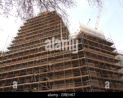 London Uk, Kran in der Nähe von aufbauend auf bewölktem Himmelshintergrund Stockfoto