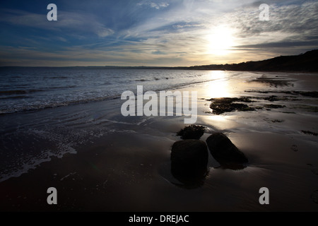 Felsen am Strand bei Sonnenuntergang Filey North Yorkshire England Stockfoto