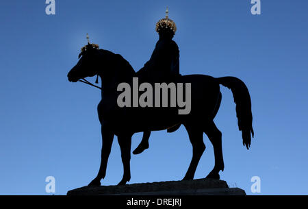 Einige der berühmtesten Bewohner Trafalgar Square, Sir Henry Havelock, König George IV, Charles James Napier und Admiral Lord Nelson gegeben wurde, einer Verjüngungskur mit neu erstellten maßgeschneiderte Kopfbedeckungen ab heute im Rahmen der Hatwalk im Auftrag des Mayor of London. König George IV Hut wird von Stephen Jones London, England - 30.07.12 entworfen. Stockfoto