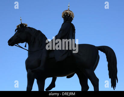 Einige der berühmtesten Bewohner Trafalgar Square, Sir Henry Havelock, König George IV, Charles James Napier und Admiral Lord Nelson gegeben wurde, einer Verjüngungskur mit neu erstellten maßgeschneiderte Kopfbedeckungen ab heute im Rahmen der Hatwalk im Auftrag des Mayor of London. König George IV Hut wird von Stephen Jones London, England - 30.07.12 entworfen. Stockfoto