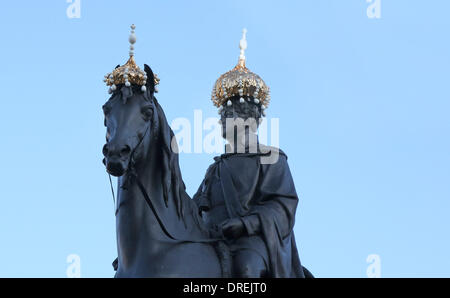 Einige der berühmtesten Bewohner Trafalgar Square, Sir Henry Havelock, König George IV, Charles James Napier und Admiral Lord Nelson gegeben wurde, einer Verjüngungskur mit neu erstellten maßgeschneiderte Kopfbedeckungen ab heute im Rahmen der Hatwalk im Auftrag der Bürgermeister von London London, England - 30.07.12 Stockfoto