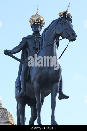 Einige der berühmtesten Bewohner Trafalgar Square, Sir Henry Havelock, König George IV, Charles James Napier und Admiral Lord Nelson gegeben wurde, einer Verjüngungskur mit neu erstellten maßgeschneiderte Kopfbedeckungen ab heute im Rahmen der Hatwalk im Auftrag des Mayor of London. König George IV Hut wird von Stephen Jones London, England - 30.07.12 entworfen. Stockfoto