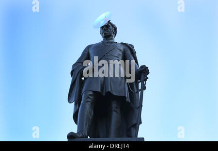 Einige der berühmtesten Bewohner Trafalgar Square, Sir Henry Havelock, König George IV, Charles James Napier und Admiral Lord Nelson gegeben wurde, einer Verjüngungskur mit neu erstellten maßgeschneiderte Kopfbedeckungen ab heute im Rahmen der Hatwalk im Auftrag des Mayor of London. Sir Henry Havelock Hut wird von Philip Treacy London, England - 30.07.12 entworfen. Stockfoto