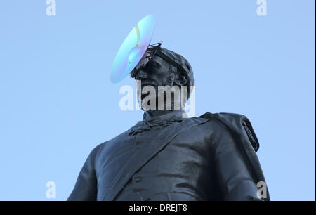 Einige der berühmtesten Bewohner Trafalgar Square, Sir Henry Havelock, König George IV, Charles James Napier und Admiral Lord Nelson gegeben wurde, einer Verjüngungskur mit neu erstellten maßgeschneiderte Kopfbedeckungen ab heute im Rahmen der Hatwalk im Auftrag des Mayor of London. Sir Henry Havelock Hut wird von Philip Treacy London, England - 30.07.12 entworfen. Stockfoto