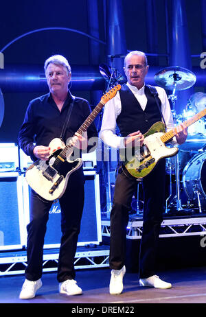 Rick Parfitt und Francis Rossi von Status Quo auf der "Amp It Up" - die Riviera-Rock-Festival live auf Juan Les Pins Cote d ' Azur, Frankreich - 30.07.12, Stockfoto