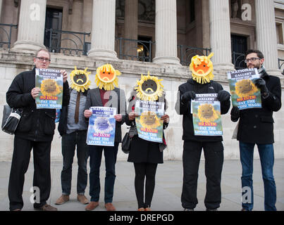 Trafalgar Square, London, UK. 24. Januar 2014.  Mitarbeiter in der National Gallery in London Protest gegen Armut zu bezahlen bei der Eröffnung einer neuen Van Gogh Sonnenblumen Ausstellung, die Öffentlichkeit und Commercial Services Union angekündigt. Bildnachweis: Malcolm Park Leitartikel/Alamy Live-Nachrichten Stockfoto