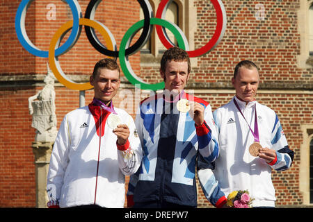 Bradley Wiggins - Team GB - Gold Medal Winner, Tony Martin (Deutschland)-Silber-Medaille, Chris Froome (GBR) Bronze Medaille Olympische Spiele London 2012 - Radfahren - Mens Einzelzeitfahren, Hampton Court Palace - 44 km - London, England - 01.08.12 Stockfoto