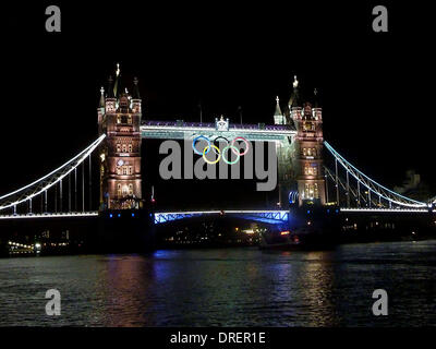 Tower Bridge leuchtet am 5. Tag der London 2012 Olympische Spiele als Team Great Britain gewann seine erste Goldmedaille des Wettbewerbs. London, England - 01.08.12 Stockfoto