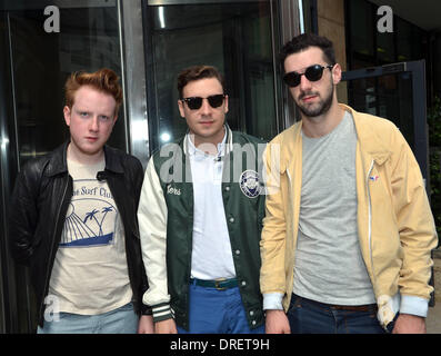 Alex Trimble, Sam Halliday und Kevin Baird von Two Door Cinema Club außerhalb der Today FM-Studios Dublin, Irland - 02.08.12 Stockfoto