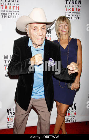 Jake LaMotta und Denise Baker Broadway-Premiere von "Mike Tyson: The Undisputed Truth" am Longacre Theatre – Ankünfte. New York City, USA – 02.08.12 Stockfoto