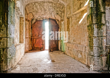 Licht scheint durch eine halbe Tür Stahl aus einem alten fort Stockfoto