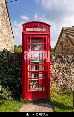 Alte rote Telefonzelle als Bibliothek in das Cotswold-Dorf Box, Gloucestershire, UK Stockfoto