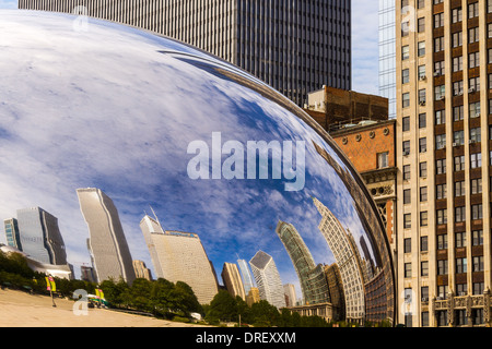 Skyline von Chicago spiegelt sich in der Skulptur Cloud Gate Stockfoto