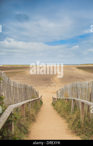 Die berühmten weit geschwungenen Sandstrand am Holkham, North Norfolk, UK Stockfoto