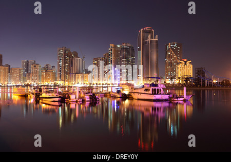 Sharjah Creek in der Nacht. Vereinigte Arabische Emirate Stockfoto