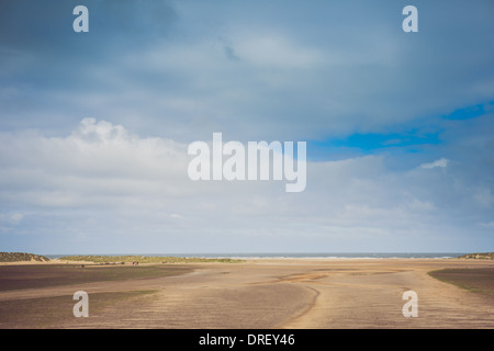 Die berühmten weit geschwungenen Sandstrand am Holkham, North Norfolk, UK Stockfoto