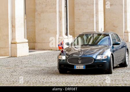 Rom, Italien. 23. Januar 2014. Die Limousine des niederländischen Königspaares in Rom, Italien, 23. Januar 2014. Das niederländische Königspaar ist bei einem einleitenden Besuch in Italien. Foto: Patrick van Katwijk / Niederlande und Frankreich heraus - Live News WIRE SERVICE/Dpa/Alamy Stockfoto