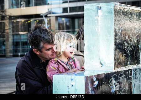 Mitglieder der öffentlichen, Eis Bildhauerei als Teil des London Ice Sculpture Festival 2014 zu erproben. Stockfoto