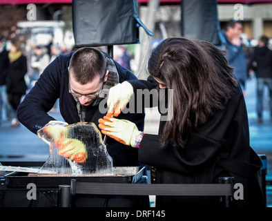 Mitglieder der öffentlichen, Eis Bildhauerei als Teil des London Ice Sculpture Festival 2014 zu erproben. Stockfoto