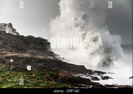 Große Wellen in Felsen Sennen Cove in Cornwall. Stockfoto