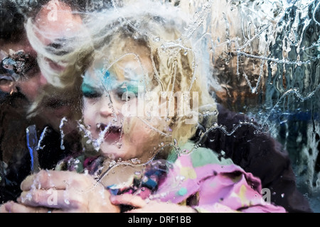 Mitglieder der öffentlichen, Eis Bildhauerei als Teil des London Ice Sculpture Festival 2014 zu erproben. Stockfoto