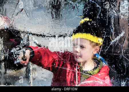 Mitglieder der öffentlichen, Eis Bildhauerei als Teil des London Ice Sculpture Festival 2014 zu erproben. Stockfoto